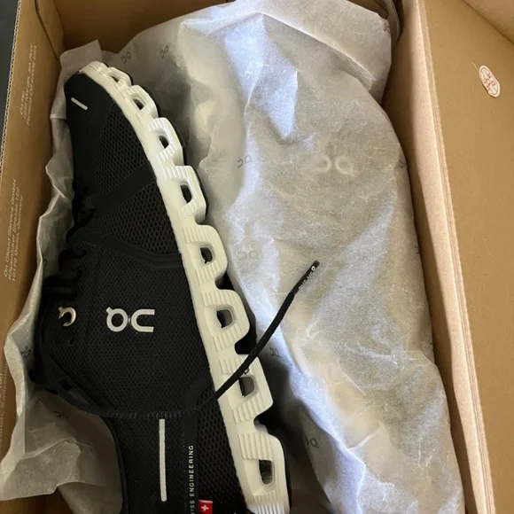 NWT black and white womens on cloud sneakers - Picture 4 of 5